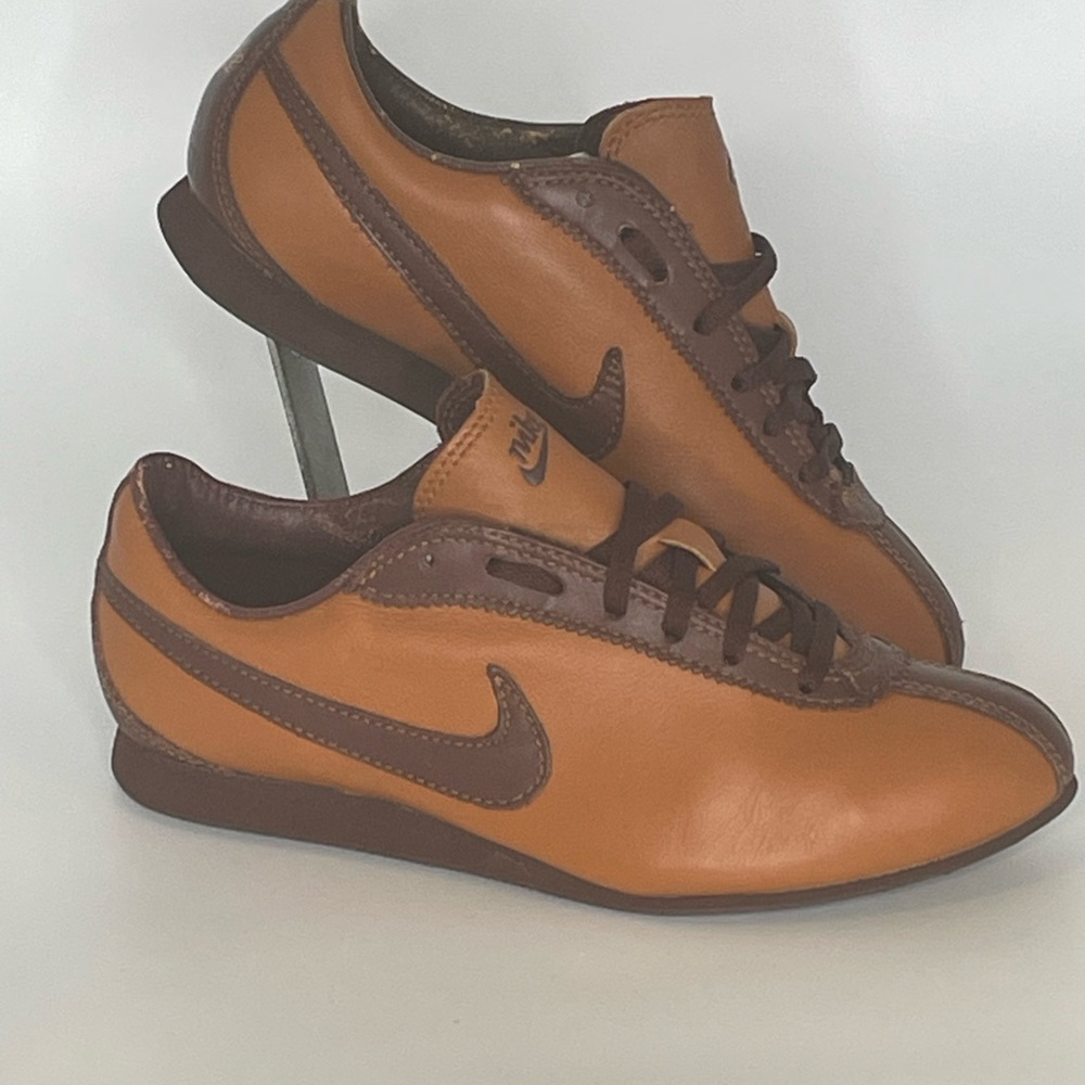 Vintage Nike Le Village Women’s Sneaker 2003 Size 8
